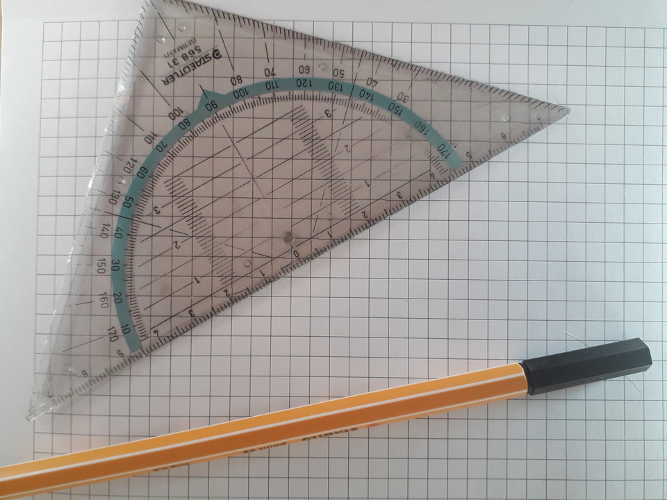 Das Bild zeigt ein Geodreieck und einen orangefarbenen Stift, die auf einem karierten Blatt Papier liegen. Diese Materialien sind typischerweise für mathematische oder geometrische Übungen im Bildungsbereich geeignet.