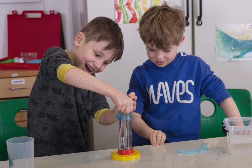 Schüler experimentieren mit dem Flaschentaucher, wieso geht er unter, wenn oben gedrückt wird? - Bild 10 - 33201