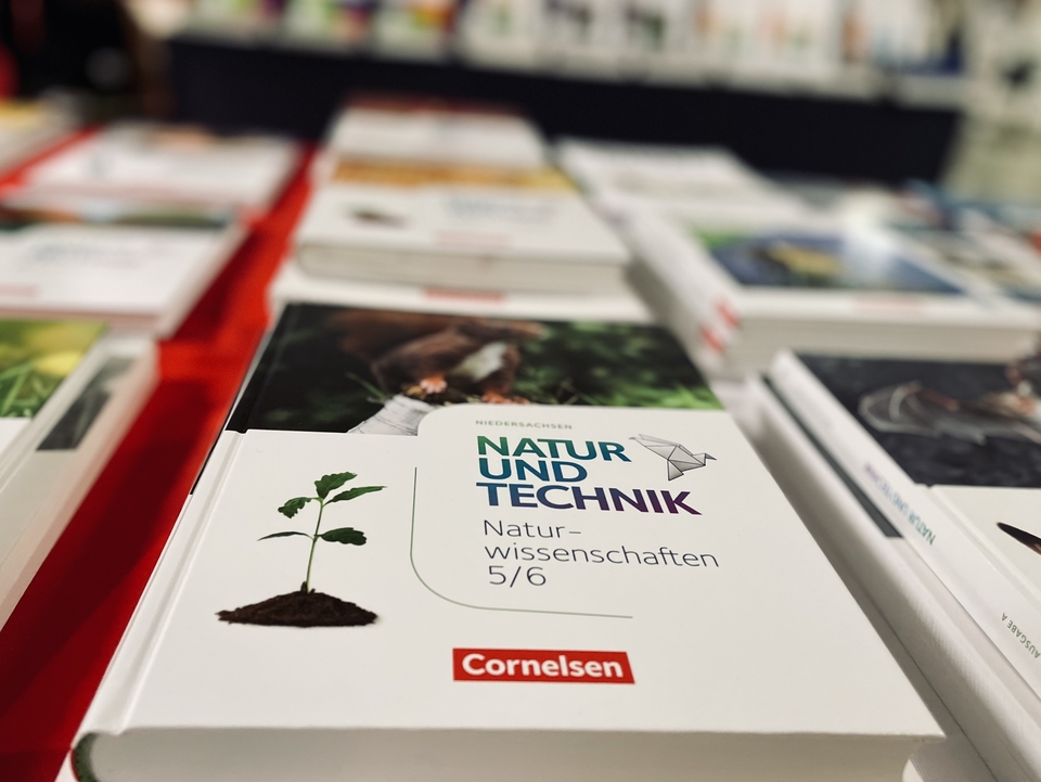 Das Bild zeigt eine Reihe von Lehrb&uuml;chern mit dem Titel "Natur und Technik" aus dem Cornelsen Verlag, die f&uuml;r die Klassen 5 und 6 konzipiert sind. Die B&uuml;cher sind auf einem Tisch ausgebreitet und vermitteln Inhalte zu naturwissenschaftlichen Themen.