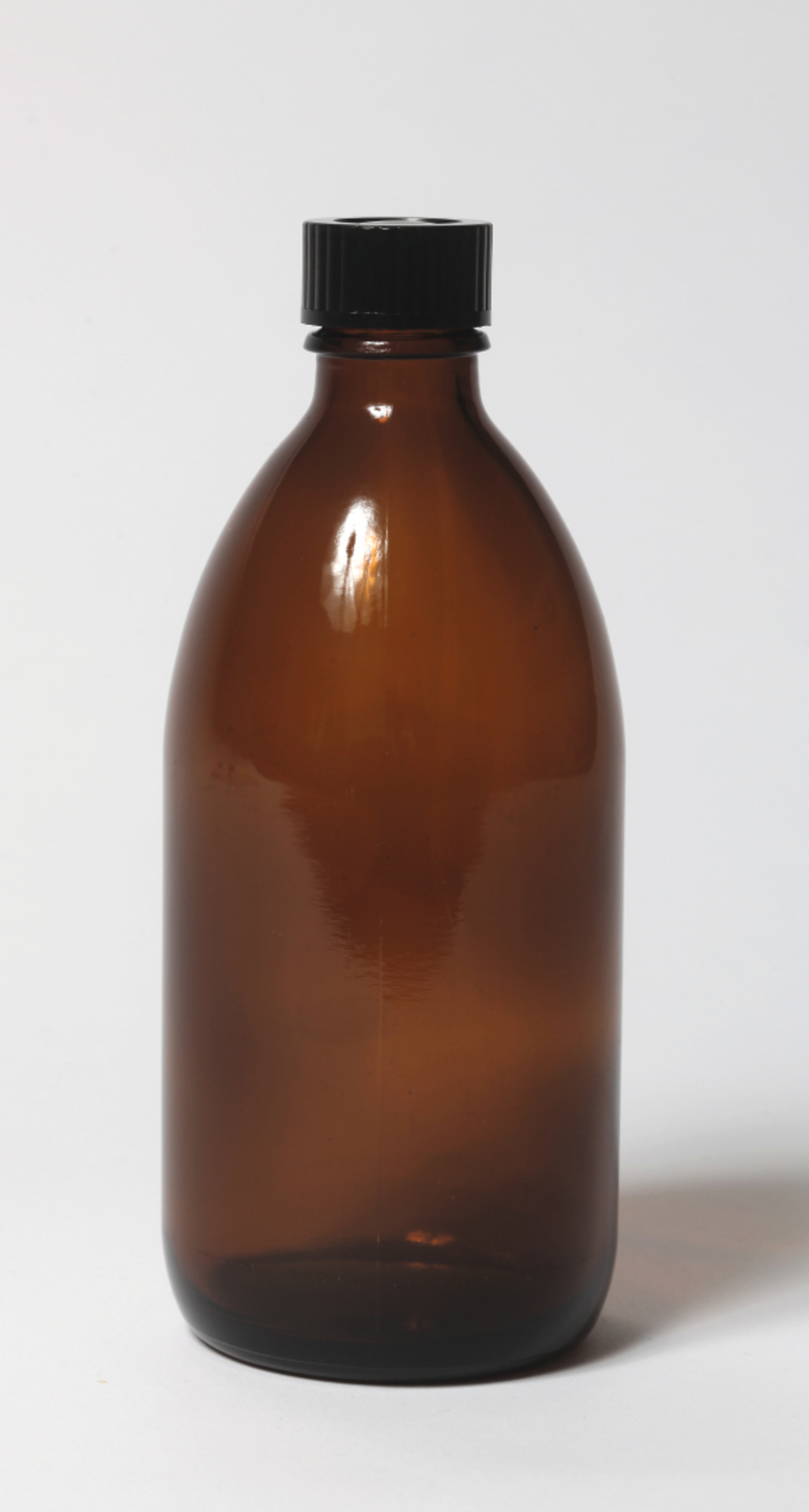 Das Bild zeigt eine braune Glasflasche mit einem schwarzen Schraubverschluss. Die Flasche hat eine bauchige Form und wird häufig in Experimenten oder für die Aufbewahrung von Flüssigkeiten genutzt.