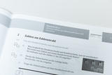 Das Bild zeigt eine Seite eines Lehrbuchs, die sich mit dem Thema "Zahlen am Zahlenstrahl" beschäftigt. Es enthält Aufgaben, die Schüler dazu anregen, die Beziehung zwischen Hunderterkette und Hunderterstrahl zu erkennen und Zahlen korrekt einzuordnen.