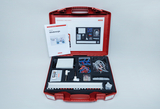 Das Bild zeigt ein rotes Kofferset mit Materialien zum Experimentieren mit Windenergie, einschließlich einer Anleitung, verschiedenen Bauteilen und Messgeräten. Der Koffer ist übersichtlich organisiert, um praktische Experimente im Bildungsbereich zu ermöglichen.
