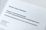 Das Bild zeigt eine Seite aus einem Buch mit dem Titel "Mathe sicher können", das ein Diagnose- und Förderkonzept zur Sicherung mathematischer Basiskompetenzen behandelt. Der Fokus liegt auf den Themen Brüchen, Prozenten und Dezimalzahlen.
