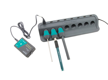 Das Bild zeigt ein Experimentierset von Vernier mit verschiedenen Sensoren und einem Go Direct Gas Pressure Gerät. Die Sensoren sind für die Durchführung von Experimenten im Bildungsbereich konzipiert und auf einer stabilen Basis montiert.