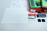 Das Bild zeigt einen Experimentierkasten mit dem Thema "Licht und Schatten". In der Box befinden sich verschiedene Materialien wie eine Taschenlampe, einzelne Teile und eine Anleitung, die für Experimente zur Lichtführung verwendet werden können.