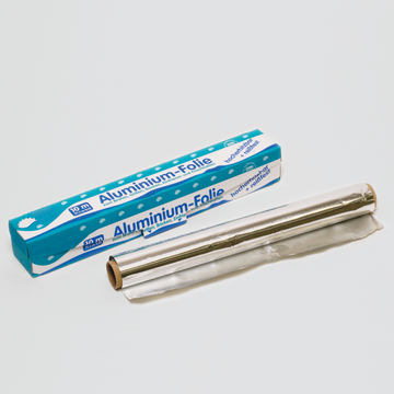 Das Bild zeigt eine Rolle Aluminiumfolie in einer blauen Verpackung, die 10 Meter enthält. Die Folie wird als hochhitze- und reißfest beworben und eignet sich zum Abdecken, Einwickeln und Kochen.