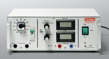 Das Bild zeigt ein Netzgerät mit einstellbarer Spannung von 0 bis 24 Volt und maximal 10 Ampere Stromstärke. Es verfügt über digitale Anzeigen für Spannung und Strom, sowie verschiedene Regler und eine Sicherung.