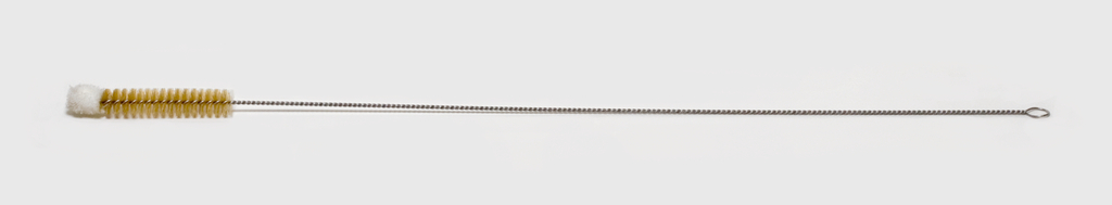 Das Bild zeigt eine Reinigungsschnur mit einem Bürstenkopf und einer langen, flexiblen Metallfeder. Diese wird häufig im Bildungsbereich für Experimenten, insbesondere in der Chemie oder Biologie, verwendet, um Geräte sauber zu halten.