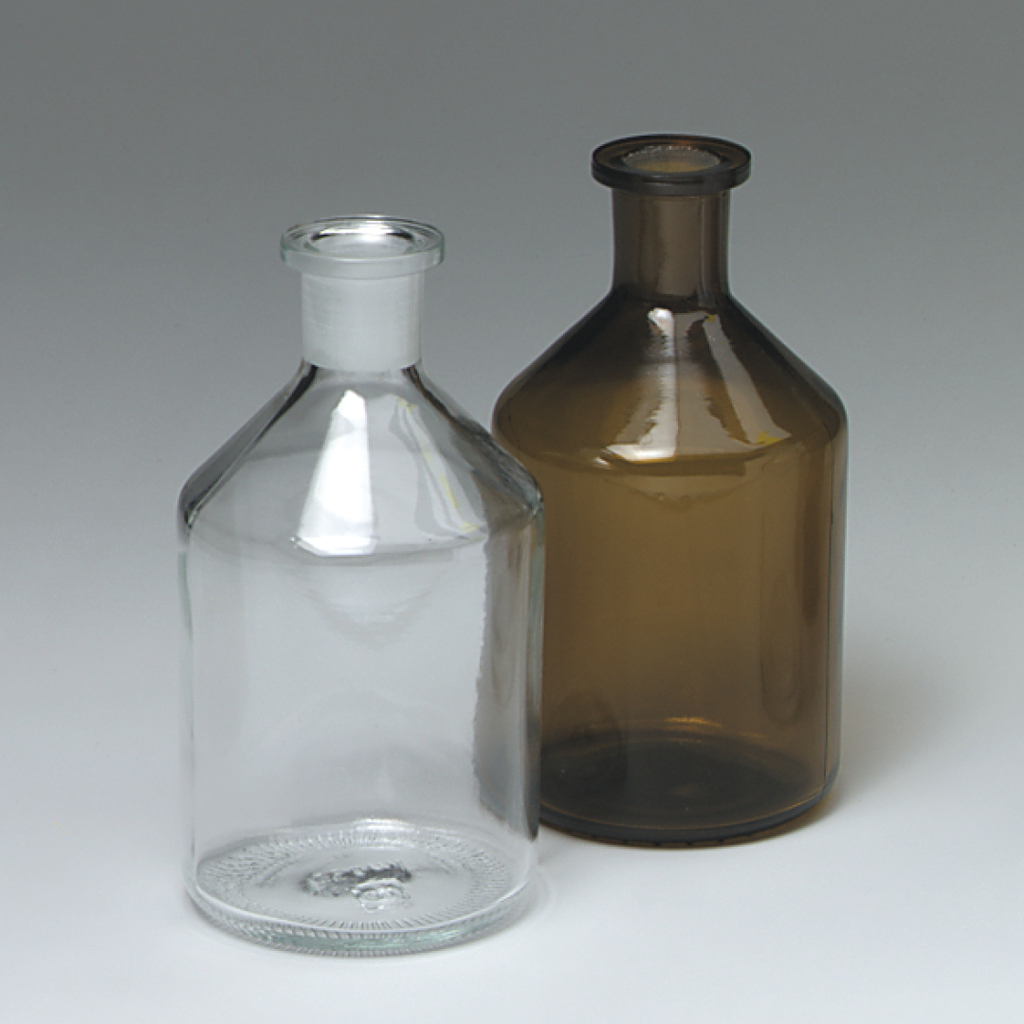 Das Bild zeigt zwei verschiedene Flaschen: eine transparente Glasflasche und eine braune Glasflasche. Beide Flaschen haben einen schmalen Hals und sind für den Einsatz in Experimenten oder im Bildungsbereich geeignet.