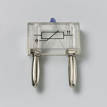 Das Bild zeigt ein transparenter Versuchsträger mit zwei metallischen Griffen, der für Experimente im Bereich der Physik verwendet wird. Der Träger ist mit einem Diagramm zur Veranschaulichung von elektrischem Strom versehen.
