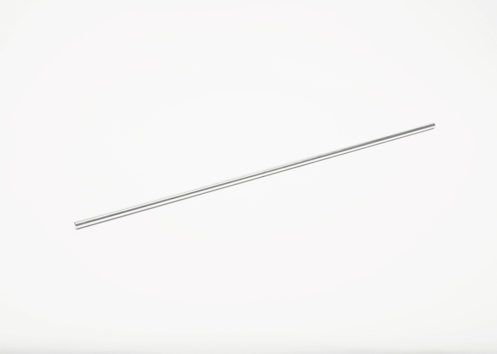 Das Bild zeigt einen geraden, metallischen Stab, der auf einem hellen Hintergrund liegt. Er könnte als Experimentiermaterial im Bildungswesen verwendet werden, beispielsweise für physikalische Versuche oder Konstruktionen.