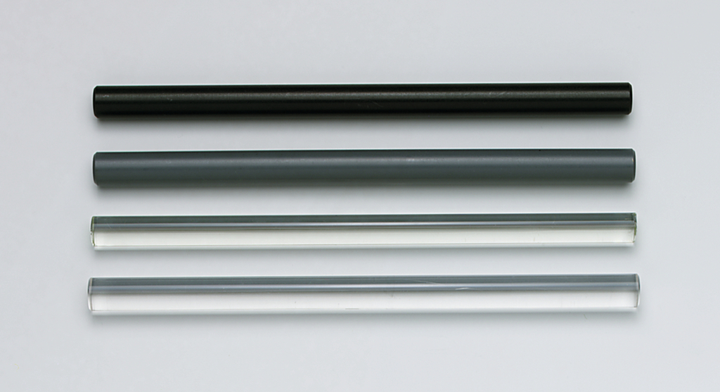Auf dem Bild sind vier unterschiedlich gefärbte Tuben angeordnet: eine schwarze, eine graue, eine helle und eine holographische. Sie eignen sich für experimentelle Zwecke im Bildungswesen, möglicherweise zur Durchführung von chemischen oder physikalischen Experimenten.