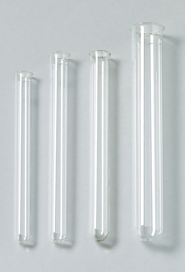 Das Bild zeigt vier Glasreaktionsgefäße in unterschiedlichen Längen, die nebeneinander angeordnet sind. Diese Glasröhren sind typisches Experimentiermaterial für den Einsatz in Schulen und Laboreinrichtungen.