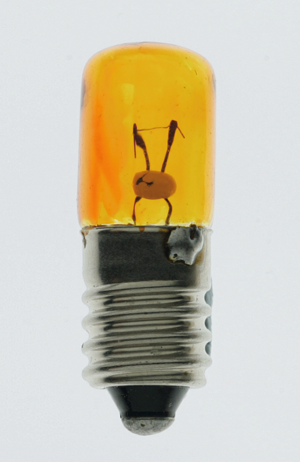 Das Bild zeigt eine Glühbirne mit orangefarbenem Glas, in dem die filigrane Innentechnik gut zu erkennen ist. Der Glühfaden und eine kleine Struktur im Inneren sind deutlich sichtbar, was die funktionsweise der Lampe veranschaulicht.