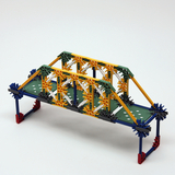 Das Bild zeigt ein Modell einer Brücke, die aus farbigen Konstruktionselementen gebaut ist. Die Struktur ist stabil und illustriert Prinzipien der Ingenieurwissenschaft sowie des Bauens, ideal für den Einsatz im Bildungswesen.