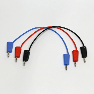 Das Bild zeigt mehrere flexible Kabel mit farbigen Klemmen in Blau, Rot und Schwarz, die für Experimentierzwecke gedacht sind. Die Klemmen besitzen jeweils einen Stecker, der für elektrische Verbindungen in Bildungs- und Experimentierumgebungen geeignet ist.