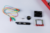 Das Bild zeigt verschiedene Experimentiervorrichtungen, darunter Kabel mit Krokodilklemmen, eine Batteriehalterung, Glühbirne und eine Sicherung. Diese Teile sind typischerweise für elektrische Experimente im Bildungsbereich konzipiert.