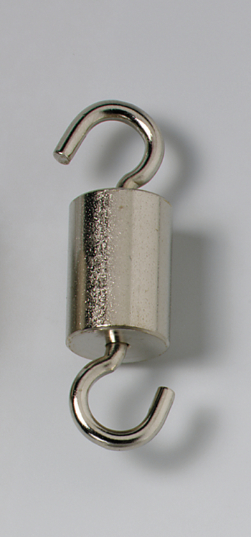 Das Bild zeigt einen metallischen Verbindungselement, der aus einem zylindrischen Körper mit zwei Haken an beiden Enden besteht. Dieses Bauteil ist wahrscheinlich für Experimente im Bildungswesen gedacht, um verschiedene Objekte zu verbinden oder aufzuhängen.