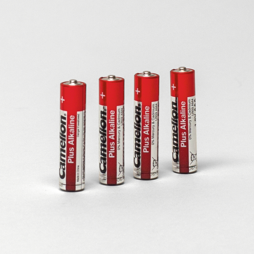 Das Bild zeigt vier Alkaline-Batterien der Marke Camelion. Sie sind in einer aufrechten Position angeordnet und sind rot mit weißen und schwarzen Beschriftungen.