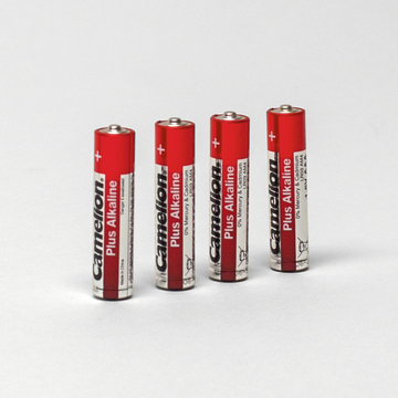 Das Bild zeigt vier Alkaline-Batterien der Marke Camelion. Sie sind in einer aufrechten Position angeordnet und sind rot mit weißen und schwarzen Beschriftungen.
