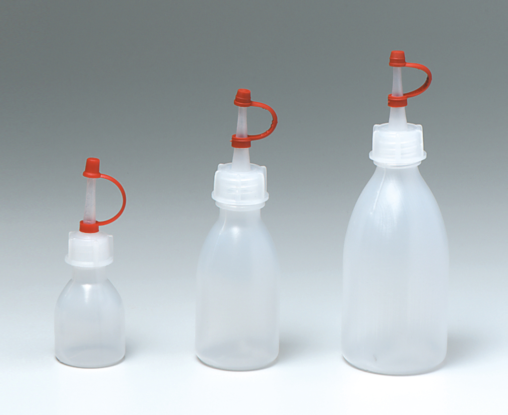 Das Bild zeigt drei transparente Kunststoffflaschen in unterschiedlichen Größen, die jeweils mit einem roten Spritzverschluss ausgestattet sind. Diese Flaschen sind wahrscheinlich für den Einsatz im Experimentierbereich von Schulen gedacht.