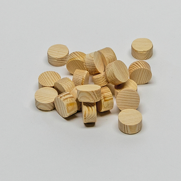 Das Bild zeigt eine Ansammlung von kleinen, runden Holzscheiben aus Kiefernholz. Diese Scheiben können für verschiedene experimentelle und kreative Anwendungen im Bildungsbereich verwendet werden.