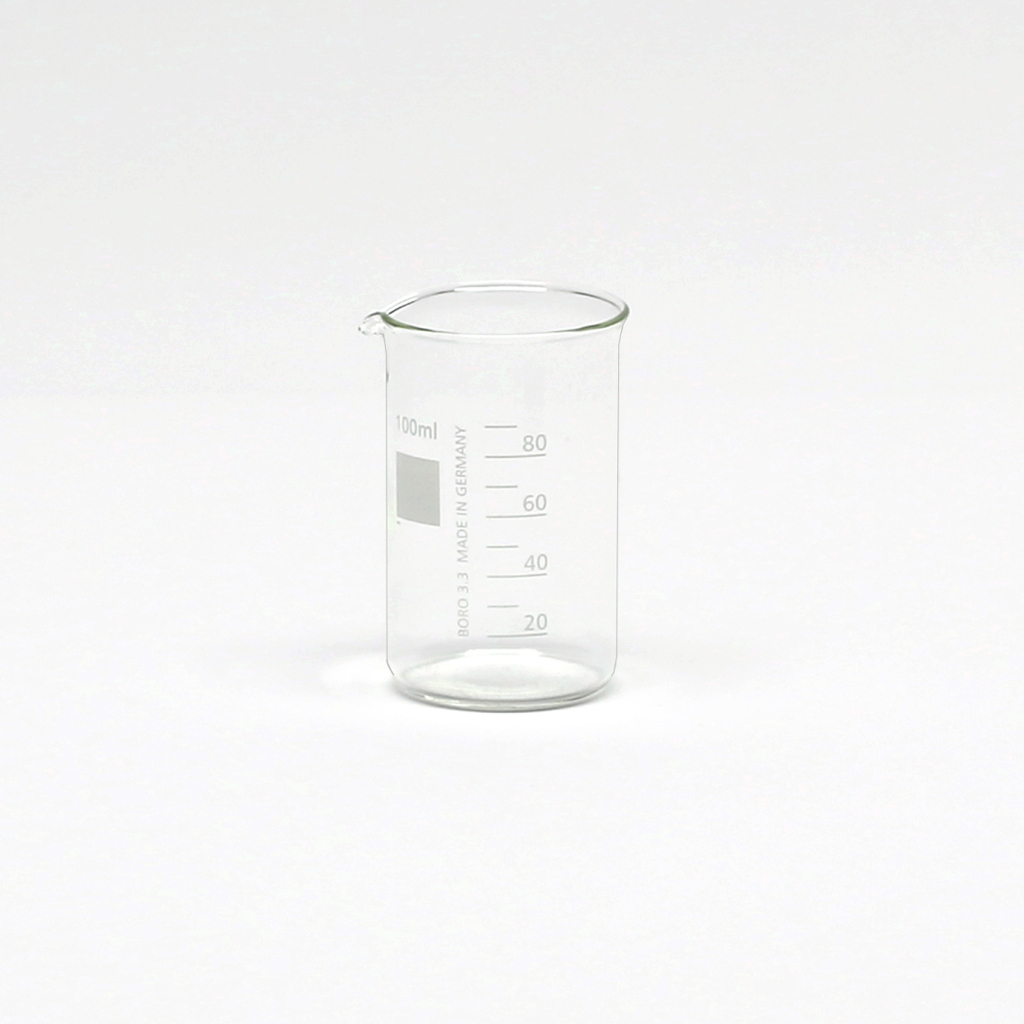 Das Bild zeigt ein transparentes Becherglas mit einem Fassungsvermögen von 100 ml. Es ist mit einem Messmaßstab versehen, um Flüssigkeitsmengen präzise ablesen zu können.