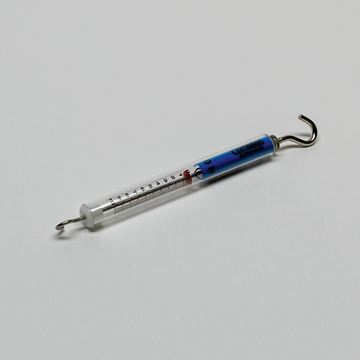 Das Bild zeigt ein Thermometer mit einem gebogenen Haken am Ende, das im Bildungsbereich eingesetzt wird. Es hat eine klare Skala für die Temperaturmessung und ist für Experimente geeignet.