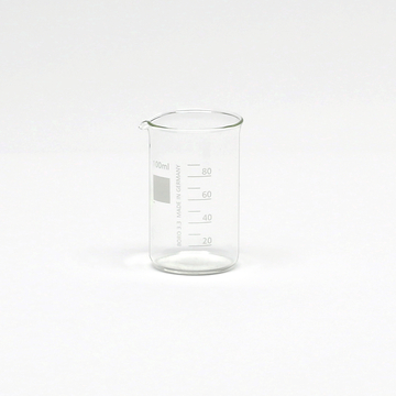 Das Bild zeigt einen klaren, graduieren Becher mit einem Fassungsvermögen von 100 ml. Er ist aus hitzebeständigem Glas gefertigt und weist eine Skala von 20 ml bis 100 ml auf, um präzises Messen von Flüssigkeiten zu ermöglichen.