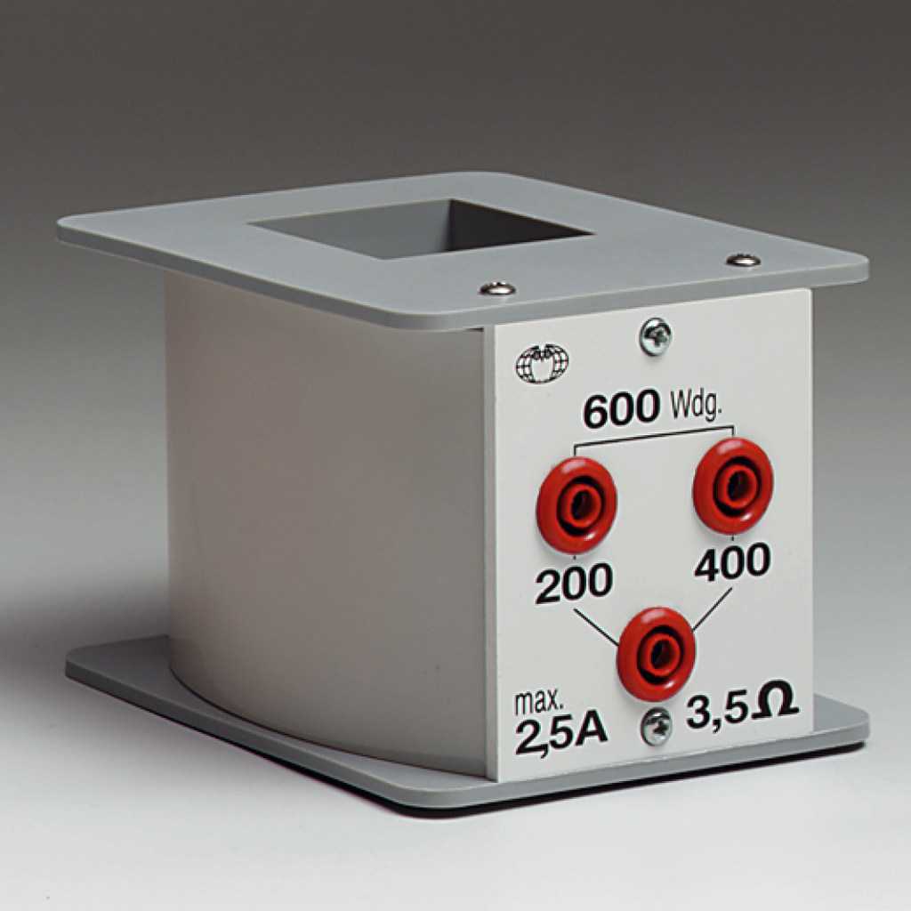 Ein elektrisches Gerät mit mehreren Anschlussbuchsen und einer quadratischen Öffnung oben ist abgebildet. Es zeigt verschiedene Wicklungsoptionen mit spezifischen Widerstandswerten und maximaler Stromstärke, vermutlich für Experimente im Bildungsbereich.