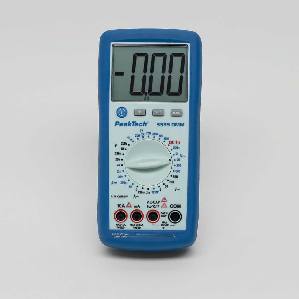 Ein digitales Multimeter mit einem blauen Gehäuse zeigt verschiedene Messwerte auf einem großen Display an. Es verfügt über Funktionen zur Messung von Spannung, Stromstärke und Widerstand, sowie mehrere Anschlussmöglichkeiten an der Unterseite.