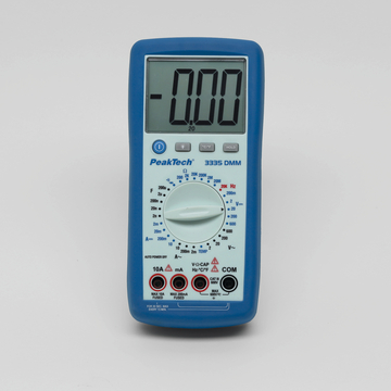 Ein digitales Multimeter mit einem blauen Gehäuse zeigt verschiedene Messwerte auf einem großen Display an. Es verfügt über Funktionen zur Messung von Spannung, Stromstärke und Widerstand, sowie mehrere Anschlussmöglichkeiten an der Unterseite.