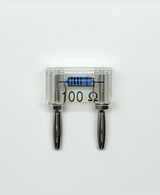 Zu sehen ist ein Widerstand mit einem Wert von 100 Ohm, der in einem transparenten Gehäuse platziert ist. Die beiden Anschlussstifte sind aus Metall und ermöglichen eine einfache Integration in elektrische Schaltungen für Experimente im Bildungsbereich.