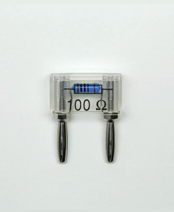 Zu sehen ist ein Widerstand mit einem Wert von 100 Ohm, der in einem transparenten Gehäuse platziert ist. Die beiden Anschlussstifte sind aus Metall und ermöglichen eine einfache Integration in elektrische Schaltungen für Experimente im Bildungsbereich.