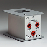 Ein elektrisches Messgerät mit mehreren Anschlüssen ist abgebildet, das zur Durchführung von Experimenten im Bildungswesen dient. Es zeigt verschiedene Wicklungsstärken und maximale Werte für Strom und Widerstand an.