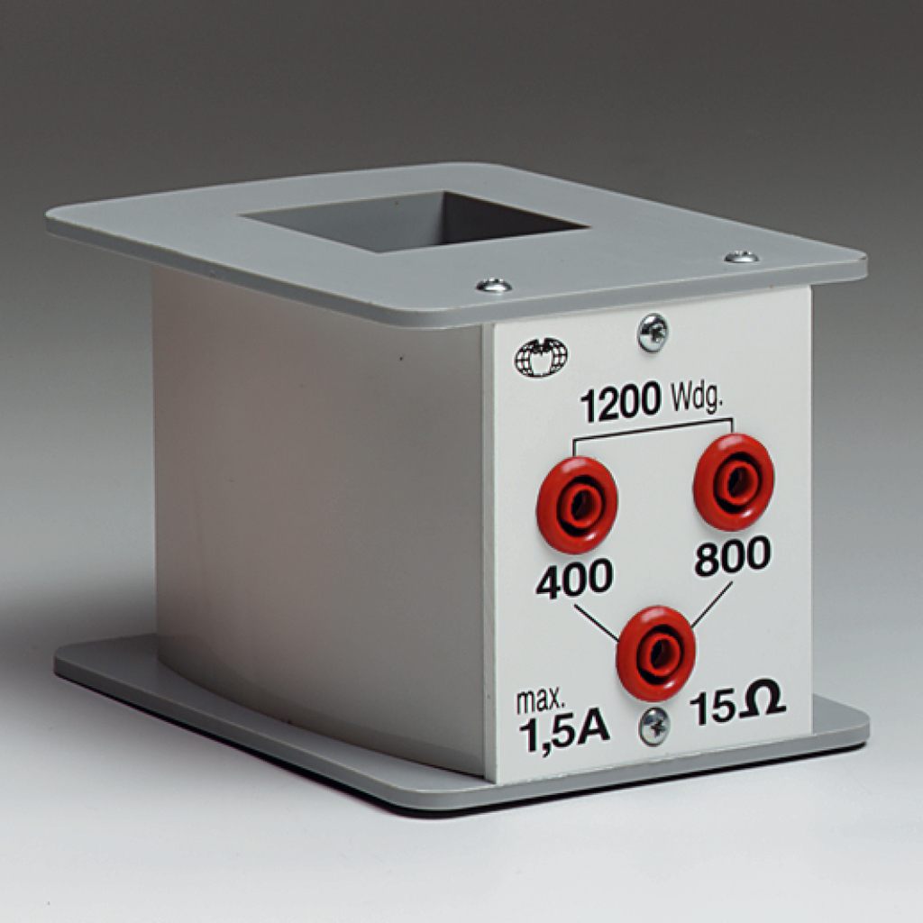 Ein elektrisches Messgerät mit mehreren Anschlüssen ist abgebildet, das zur Durchführung von Experimenten im Bildungswesen dient. Es zeigt verschiedene Wicklungsstärken und maximale Werte für Strom und Widerstand an.
