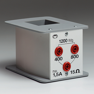 Ein elektrisches Messgerät mit mehreren Anschlüssen ist abgebildet, das zur Durchführung von Experimenten im Bildungswesen dient. Es zeigt verschiedene Wicklungsstärken und maximale Werte für Strom und Widerstand an.