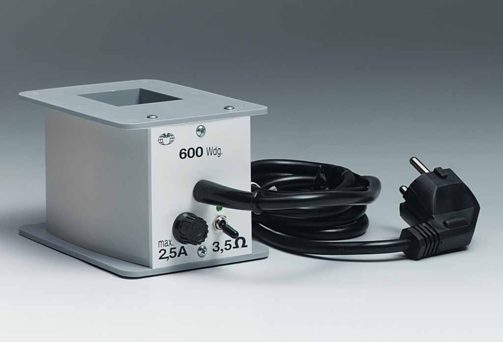 Ein kompaktes elektrisches Gerät zur Durchführung von Experimenten ist abgebildet, ausgestattet mit einem Netzanschluss und einem einstellbaren Widerstand. Es ist für den Einsatz im Bildungsbereich konzipiert und kann max. 2,5A bei 3,5Ω leisten.