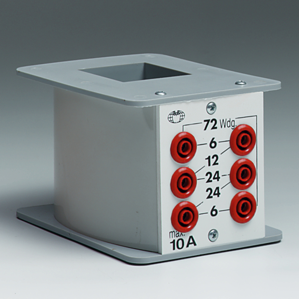 Ein quadratischer Versuchsaufbau ist zu sehen, der mehrere rot gefärbte Anschlussbuchsen enthält. Der Aufbau scheint für elektrische Experimente konzipiert zu sein und hat eine maximale Stromstärke von 10 A.