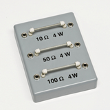 Zu sehen ist eine Widerstandsbuchse mit drei verschiedenen Widerständen von 10 Ω, 50 Ω und 100 Ω, jeweils mit einer maximalen Leistung von 4 W. Die Buchse ist aus grauem Kunststoff gefertigt und weist Anschlussmöglichkeiten für elektrische Experimente auf.