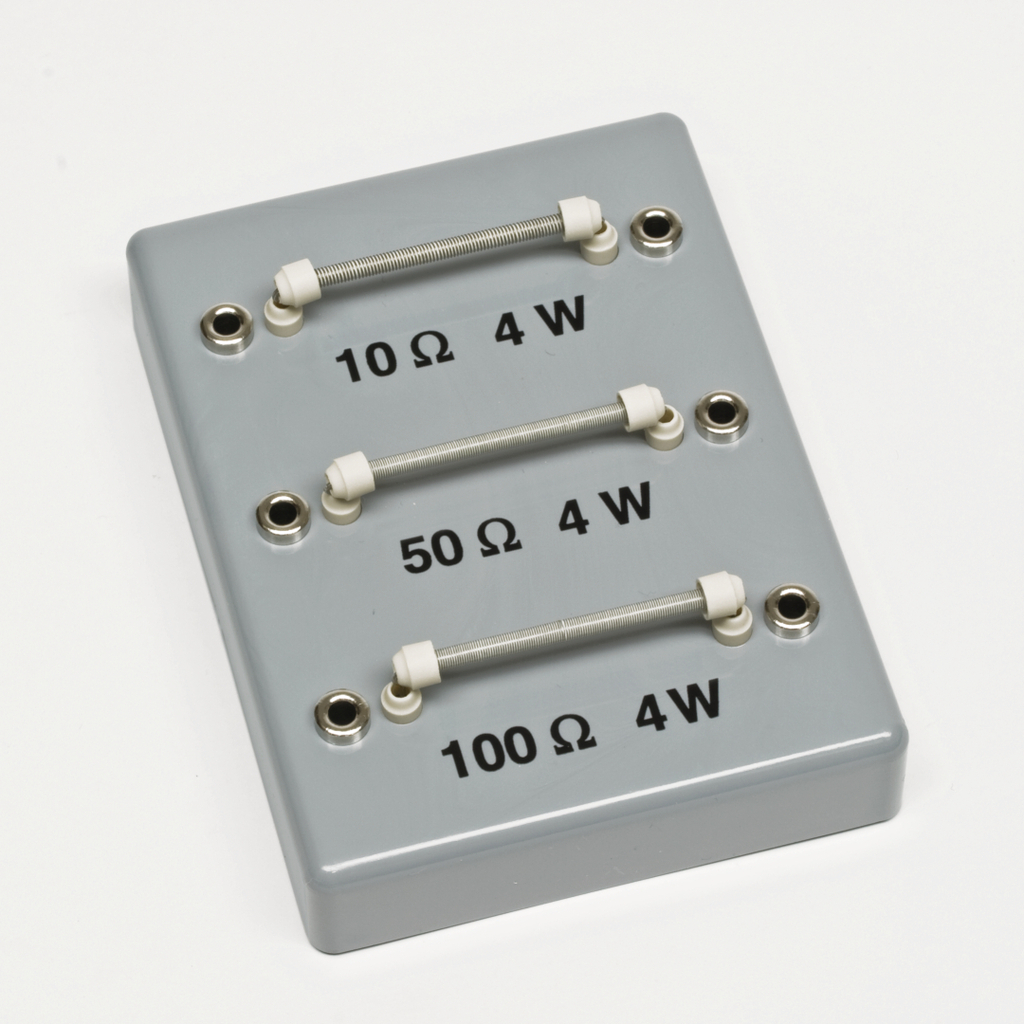 Zu sehen ist eine Widerstandsbuchse mit drei verschiedenen Widerständen von 10 Ω, 50 Ω und 100 Ω, jeweils mit einer maximalen Leistung von 4 W. Die Buchse ist aus grauem Kunststoff gefertigt und weist Anschlussmöglichkeiten für elektrische Experimente auf.