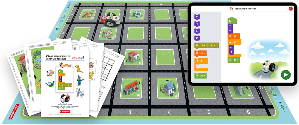 Auf einer Spielmatte sind H&auml;user abgebildet, die als Stationen f&uuml;r ein Programmierprojekt dienen. Neben der Matte liegen Arbeitsbl&auml;tter und ein Tablet, auf dem Programmieranweisungen f&uuml;r den Lernroboter angezeigt werden, der durch die Spielwelt gesteuert werden kann.