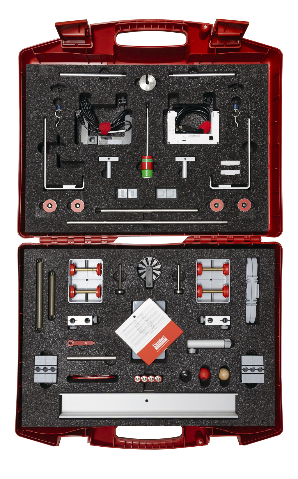 In einem roten Koffer sind verschiedene experimentelle Materialien angeordnet, die für schulische Projekte im Bereich Physik und Technik genutzt werden können. Die Inhalte umfassen mechanische Komponenten, Messinstrumente und Baukästen zur praktischen Durchführung von Experimenten.