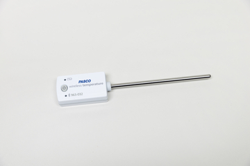 Ein kabelloses Temperaturmessgerät von PASCO ist abgebildet, das mit einem langen Metallfühler ausgestattet ist. Es ist für wissenschaftliche Experimente und die Temperaturmessung in Bildungseinrichtungen gedacht.