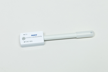 Ein kabelloses Messgerät für die Leitfähigkeit ist auf dem Bild zu sehen. Es hat ein kompaktes Design mit einem Anschluss an einem Ende und einer Beschriftung, die den Hersteller und die Produktbezeichnung anzeigt.